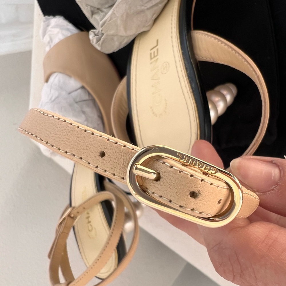 CHANEL Beige Heels with Pearl Accent - Picture 4 of 8